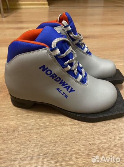 Лыжные ботинки детские 30,31 размер