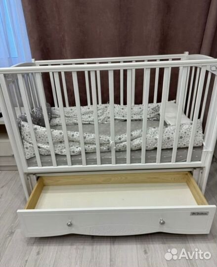 Детская кроватка с маятником и ящиком