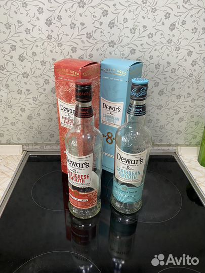 Две пустые бутылки и коробки из под виски