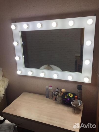 Настольное зеркало с подсветкой