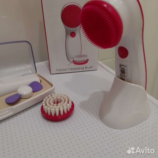 Массажер и щётка для чистки лица и маникюрные набо
