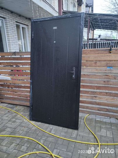 Дверь входная металлическая от застройщика