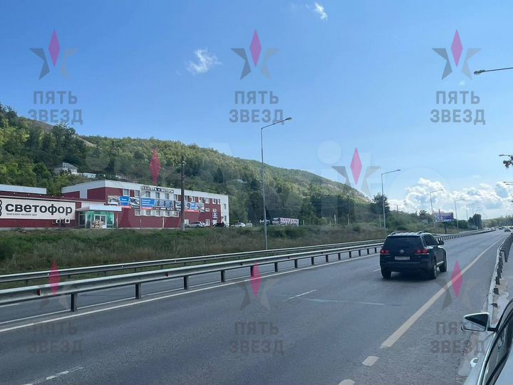 Здание с земельным участком