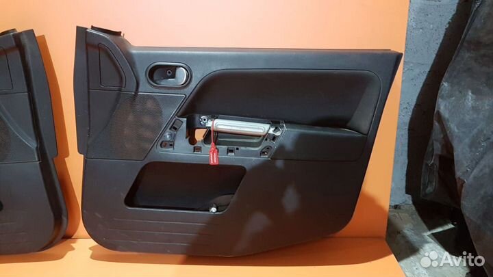 Обшивка передней двери на Ford Fusion