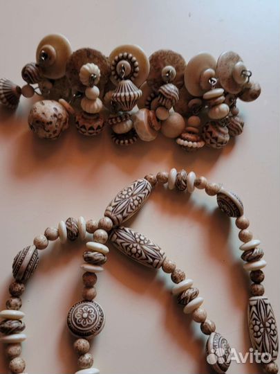 Бусы и заколка комплектом