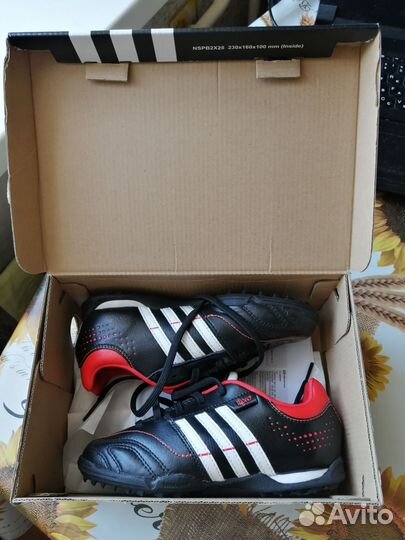 Футбольные бутсы adidas