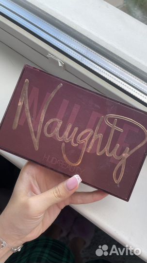 Палетка теней huda beauty