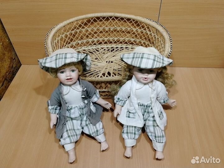 Набор кукол 2шт Парочка в панамах фарфор / диван
