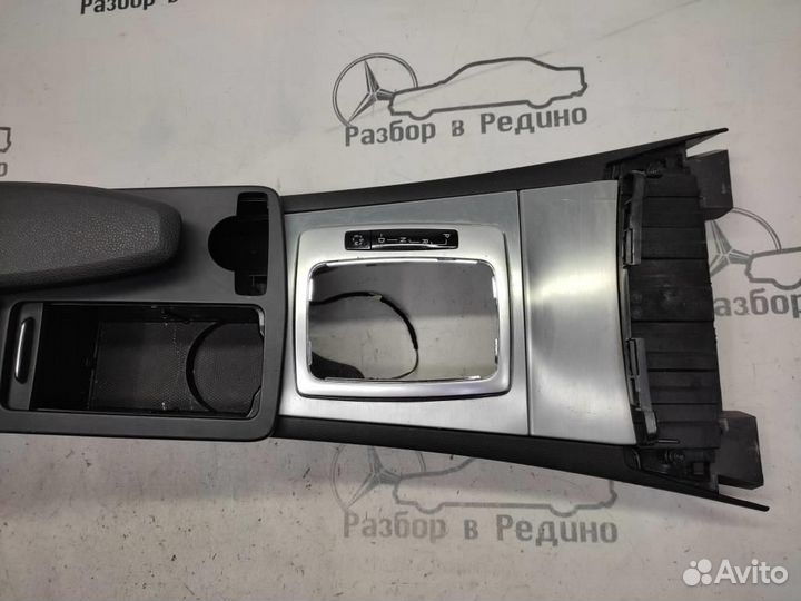 Подлокотник w204 C-class 274.910 02.2013