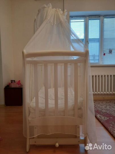 Детская кроватка с маятником белая