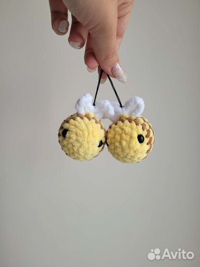 Брелок пчёлка. Вязаный брелок
