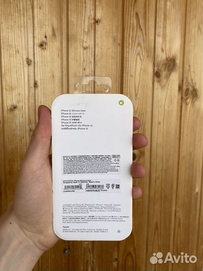 Оригинальный чехол на iPhone SE