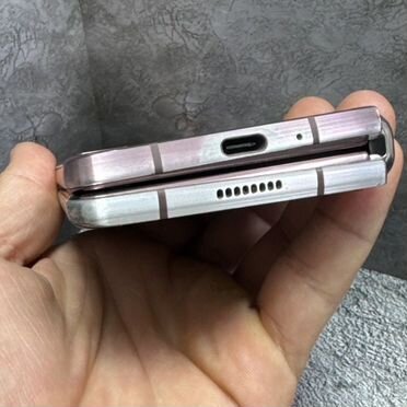 Samsung Galaxy Z Fold2, 12/256 ГБ, SIM + eSIM