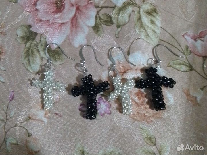 Серьги кресты,самодельные из бисера я старалась:)