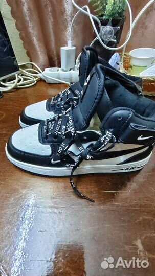 Продам две пары кроссовок,новое