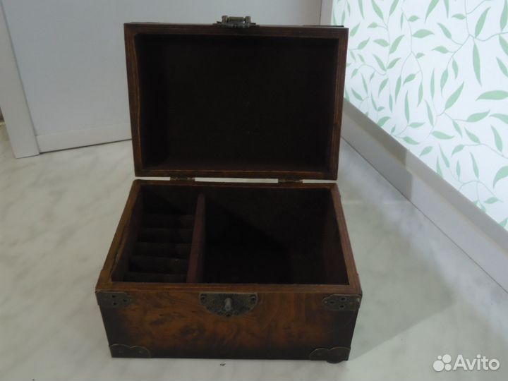 Шкатулка для хранения ювелирных изделий