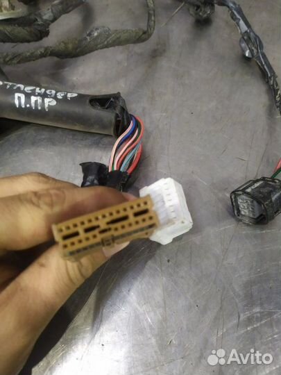 Электропроводка двери передняя правая Mitsubishi