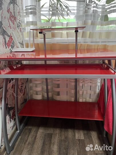 Компьютерный стол стеклянный