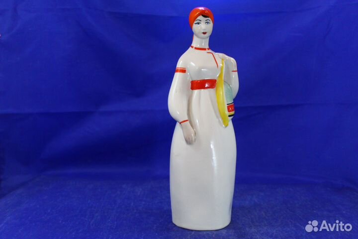 Высокая фарфоровая статуэтка Девушка из Мукачева