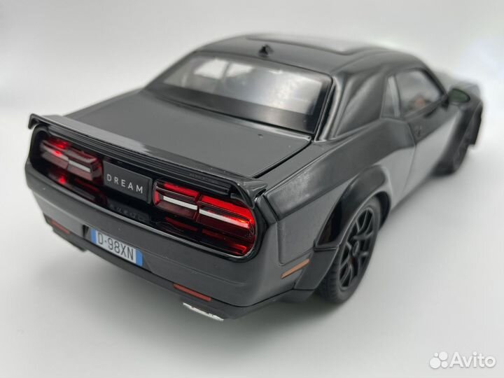 Модель автомобиля Dodge Challenger Hellcat 1:24