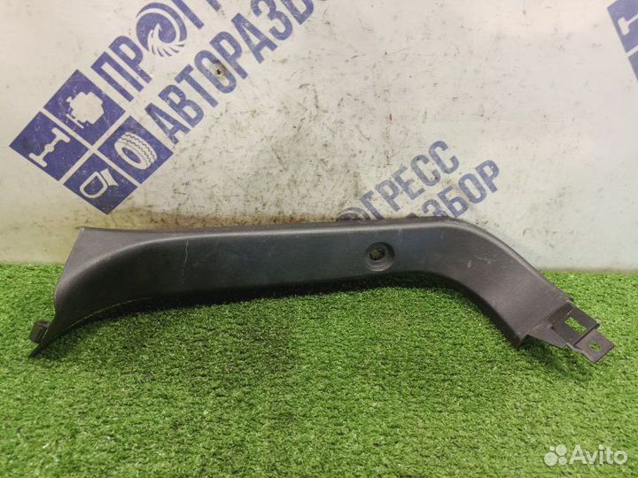 Обшивка крышки багажника правая Mazda 3 Bk хэтчбек