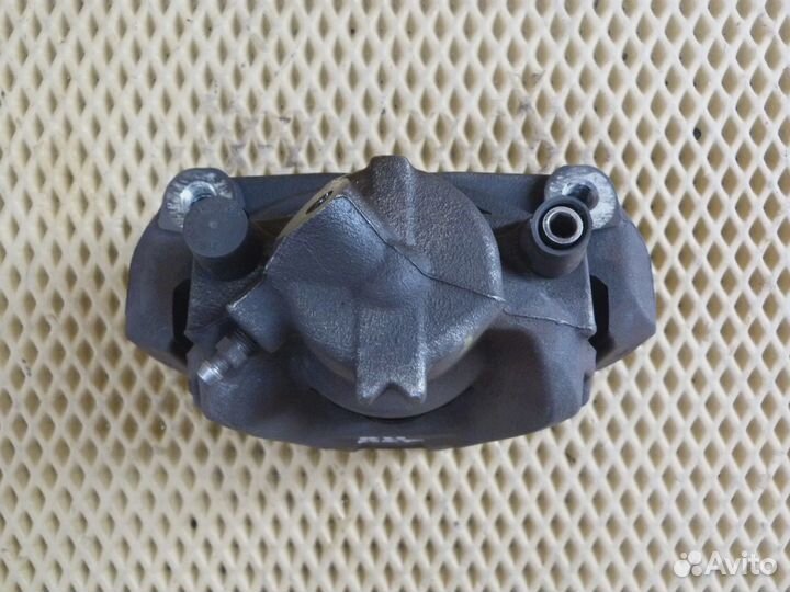 Суппорт передний правый Renault Captur 2013-2019 (410018218R)