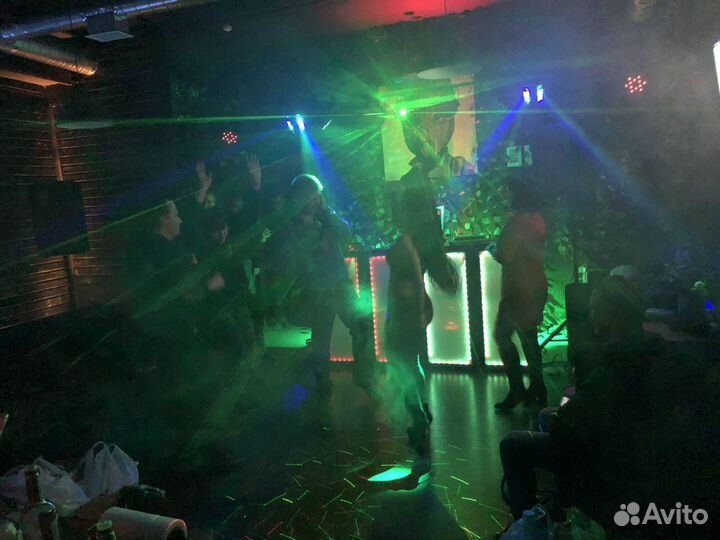 Диджей/звукорежиссёр с оборудованием