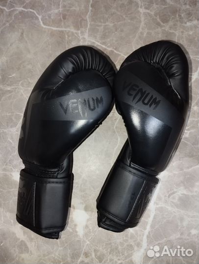 Боксерские перчатки Venum 12 oz