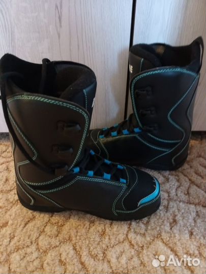 Сноуборд с креплениями и ботинками