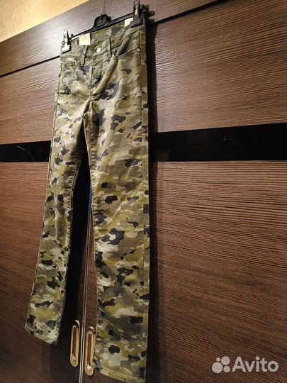 Новые джинсы Levi's хаки милитари W26 L30