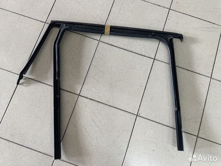 Уплотнитель заднего левого стекла Рено Клио 4