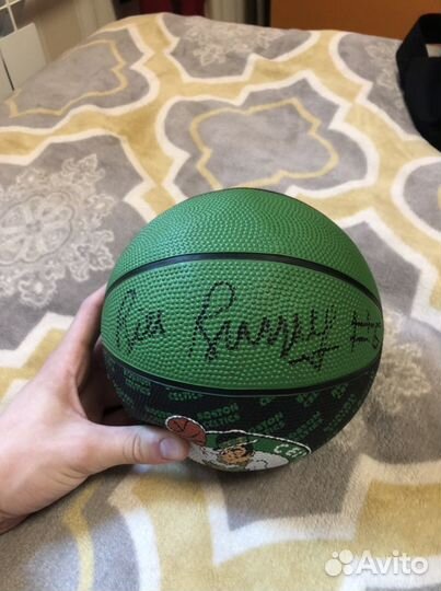 Мяч с автографом Bill Russell
