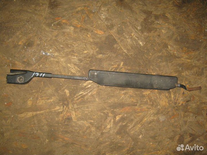 Поводок стеклоочистителя передний Audi 100 С3