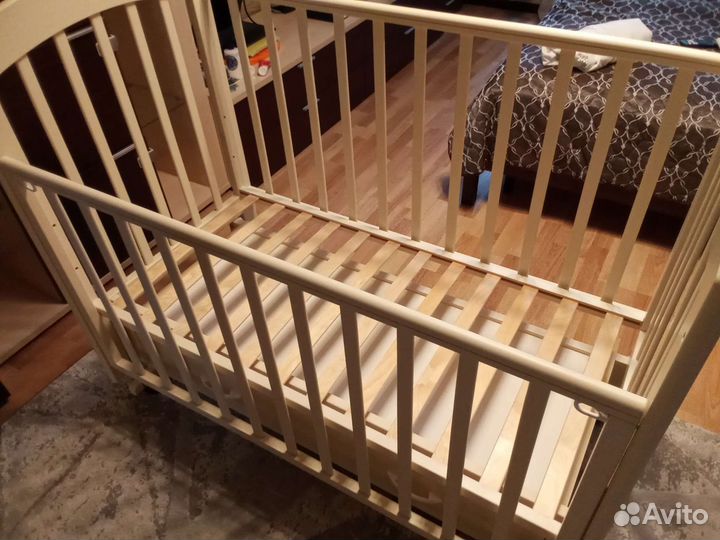 Детская кроватка с продольным маятником