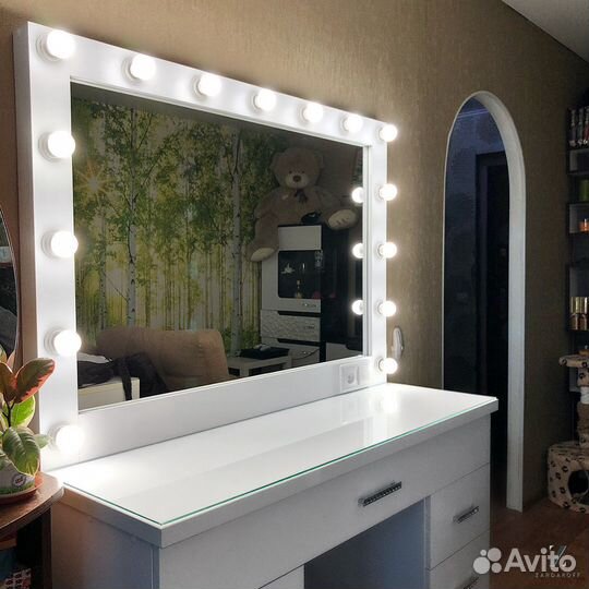 Гримёрный столик визажиста с гримёрным зеркалом