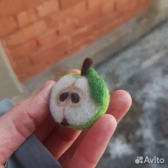 Брошь зелёное яблоко