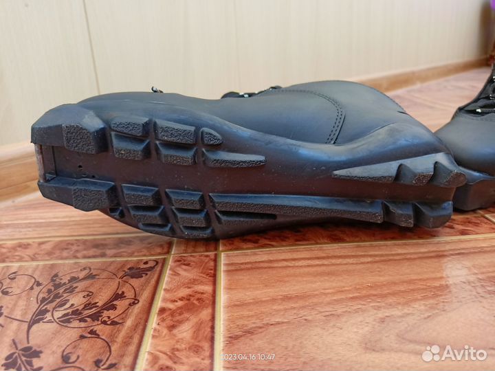 Лыжные ботинки