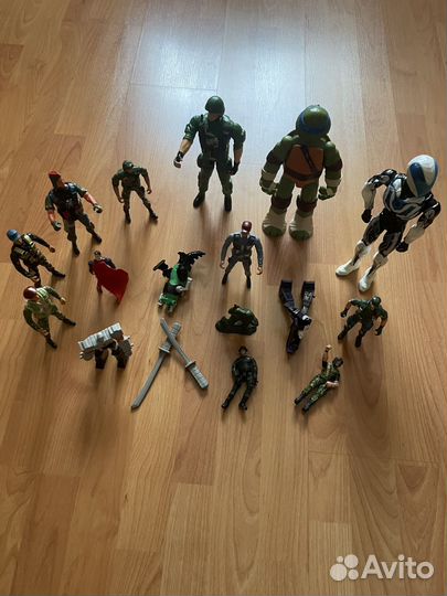 Модель автомобиля и фигурки солдатики