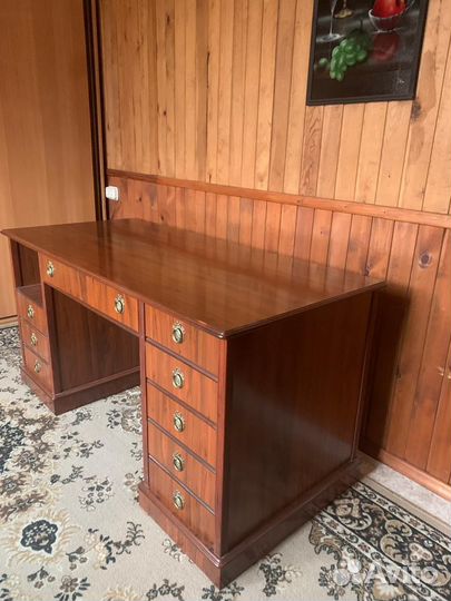 Стол кабинетный