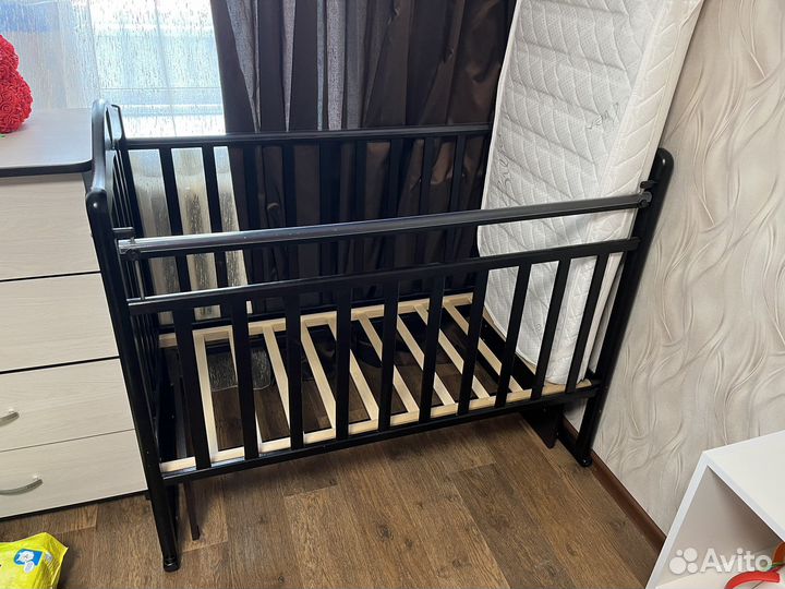 Детская кроватка с поперечным маятником
