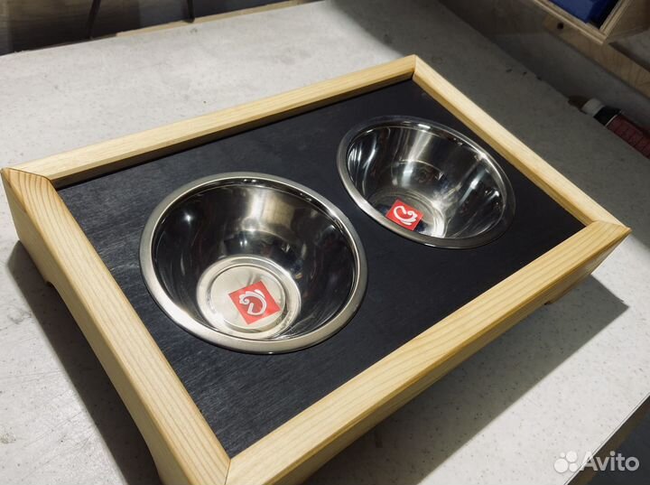 Подставка с мисками для небольших собак и кошек