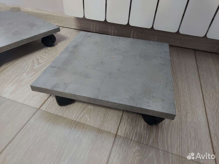 Подставка для цветов на колёсиках