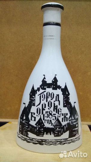 Стеклянный кувшин