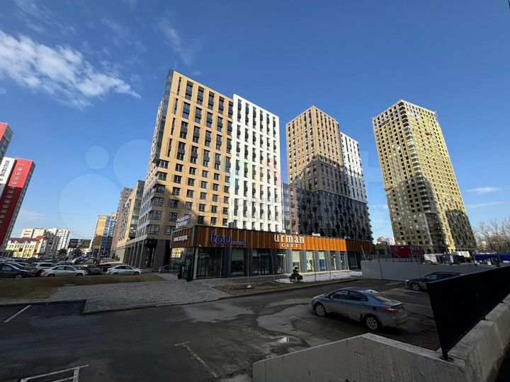 Сдаю угловое помещение с витражными окнами 134м2