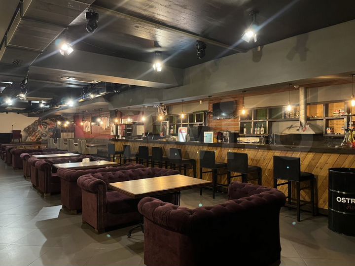 Помещение с оборудованием в центре