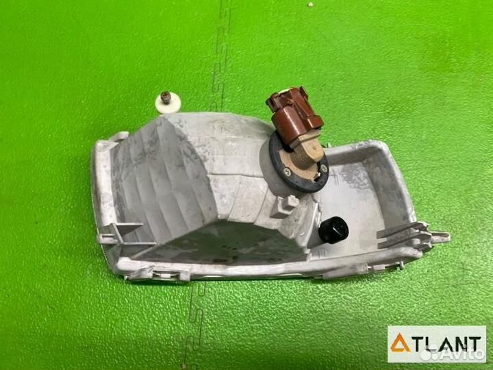 Туманка передняя левая toyota isis