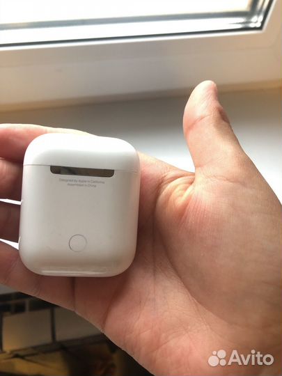 Продам кейс и левый наушник airpods 1(ориг)