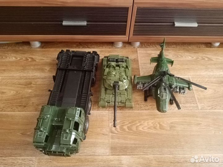 Танк, тягач, вертолёт военный