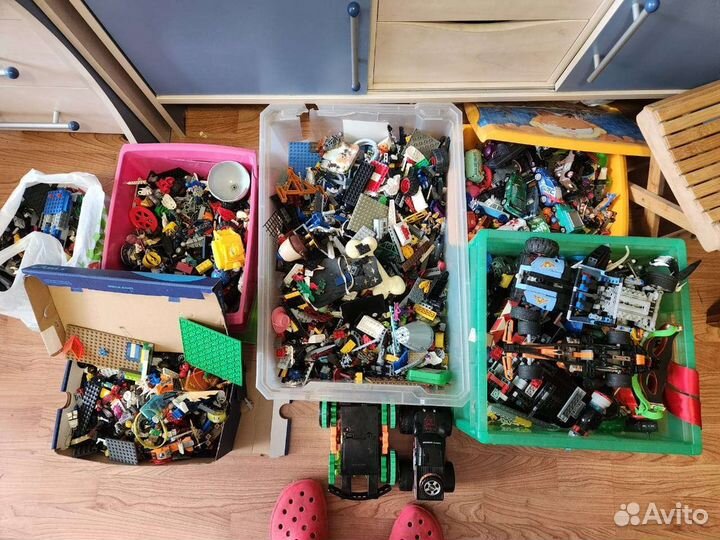 Очень много лего и тачки