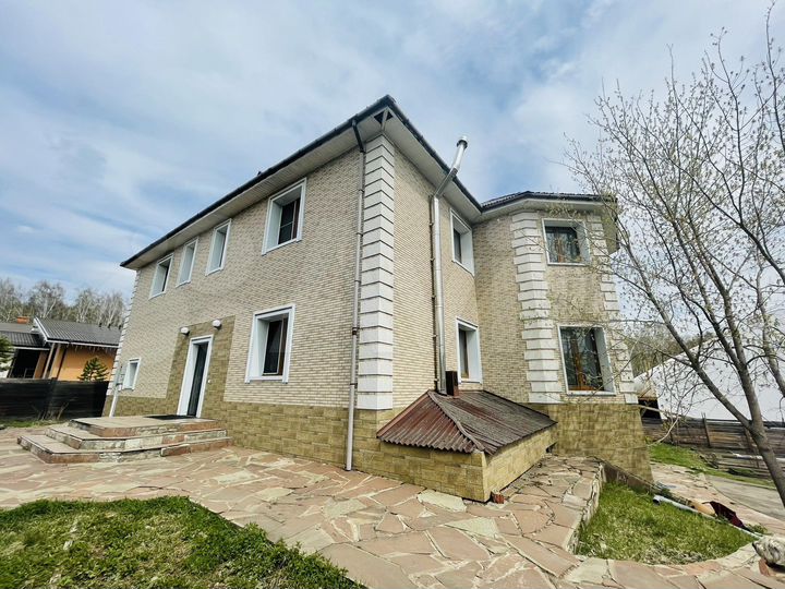 Коттедж 350 м² на участке 10 сот.